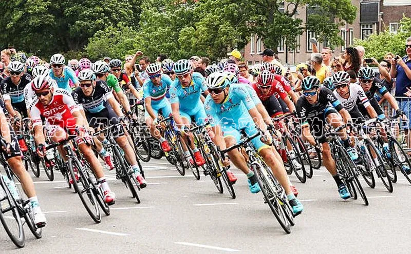 弹珠的奇幻旅程：一场色彩斑斓的运动赛事